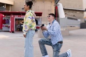 💐恭喜！拉拉维亚：我已完成订婚❤️ 和未婚妻初见在飞机上