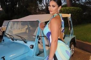 乔治夜店排队&身前娇妻❤️紧紧相随 之前度假晒美照😍