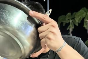 朱芳雨三亚逛海鲜市场疯狂砍价 透露王治郅至今没微信&请吃饭用卡