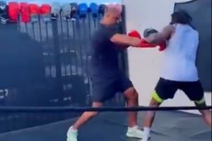 这回范乔丹没法陪你了！火箭主帅乌度卡进行拳击训练