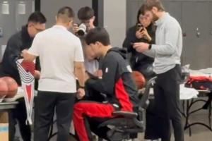 期待开拓者媒体日！杨瀚森早早到场馆为篮球与球衣签名