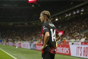 加利：魔笛热身时就在认真分析对手站位，球迷欢呼也没有让他分心