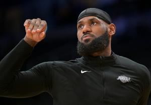 大范调侃：詹姆斯7-8年前就该退役了 我执教时每年都建议他退役