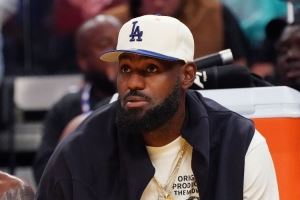 大将军节目主持人：詹姆斯假装受伤 因为湖人不给他续约合同