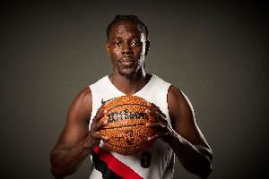 老将控场！霍勒迪半场5中3 得到6分2篮板5助攻