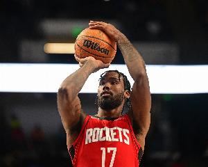 还是不行！伊森半场3投1中拿到2分4板 正负值-3