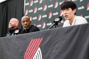 灰熊有科沃德我们只有瀚森？拓媒回怼：等杨打好了你可别来站队