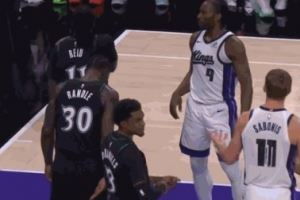 这节奏!小萨超慢欧洲步把兰德尔晃趔趄 上篮不中&补篮被犯规